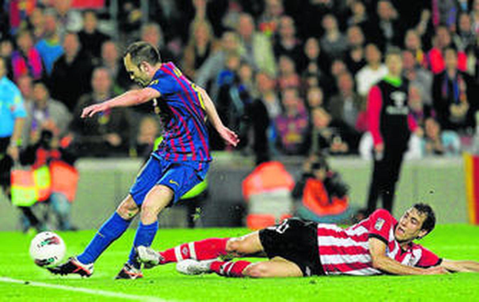 Ekiza se lanza intentando evitar el disparo a puerta de Iniesta, que supuso el 1-0.