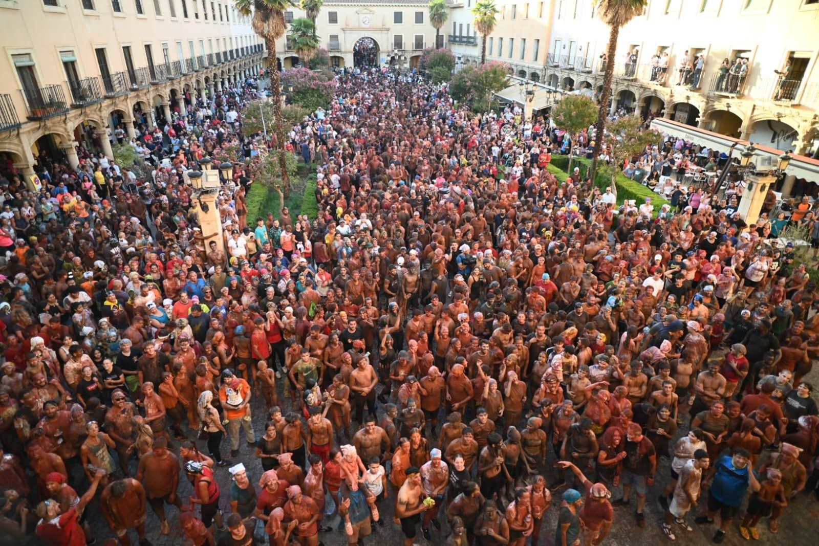La Plaza Mayor de Guadix abarrotada ante la llegada del Cascamorras 2024.