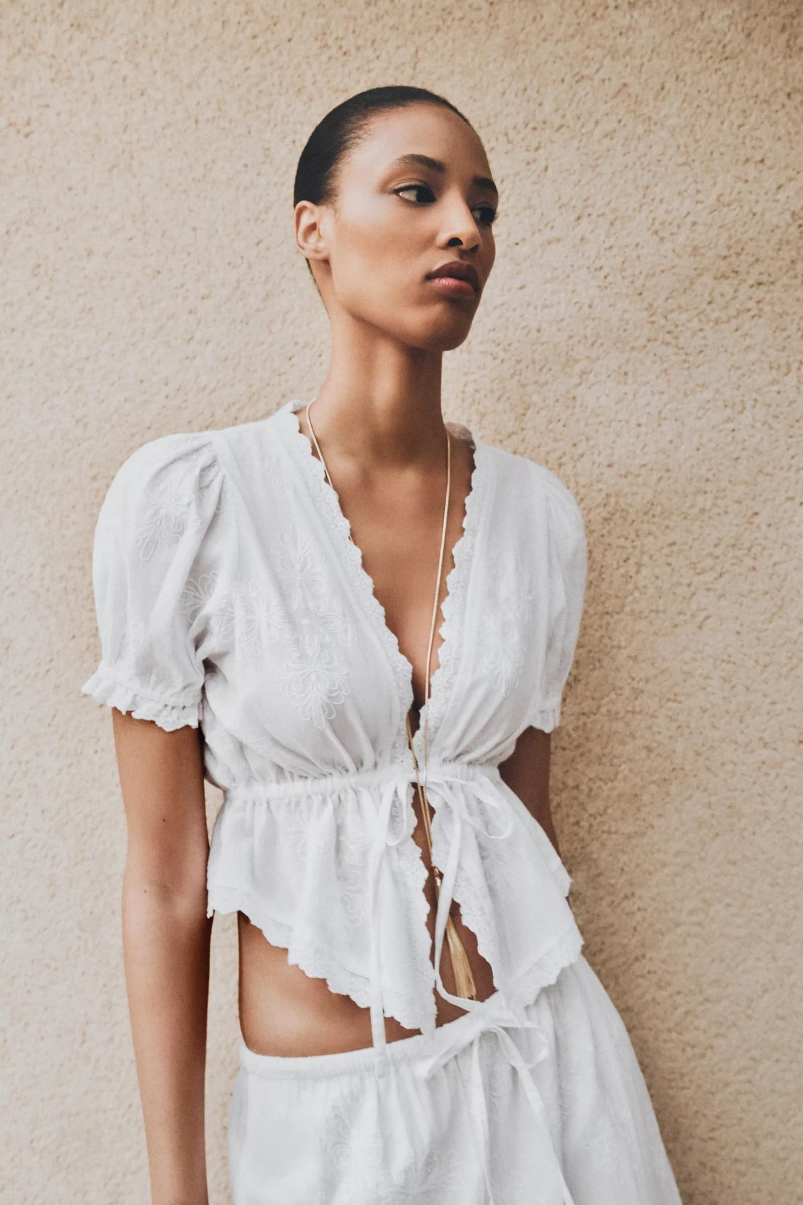 Conjunto bordado de blusa y falda de Lefties.