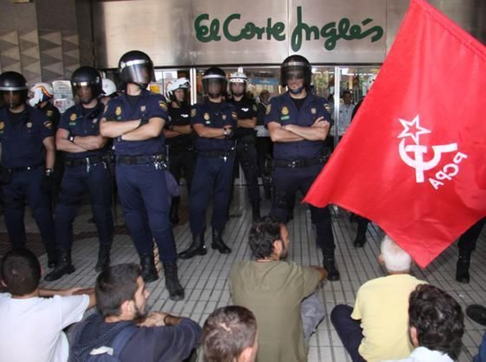 Los manifestantes hacen una sentada en la puerta de El Corte Inglés.

Foto: Javier Albiñana