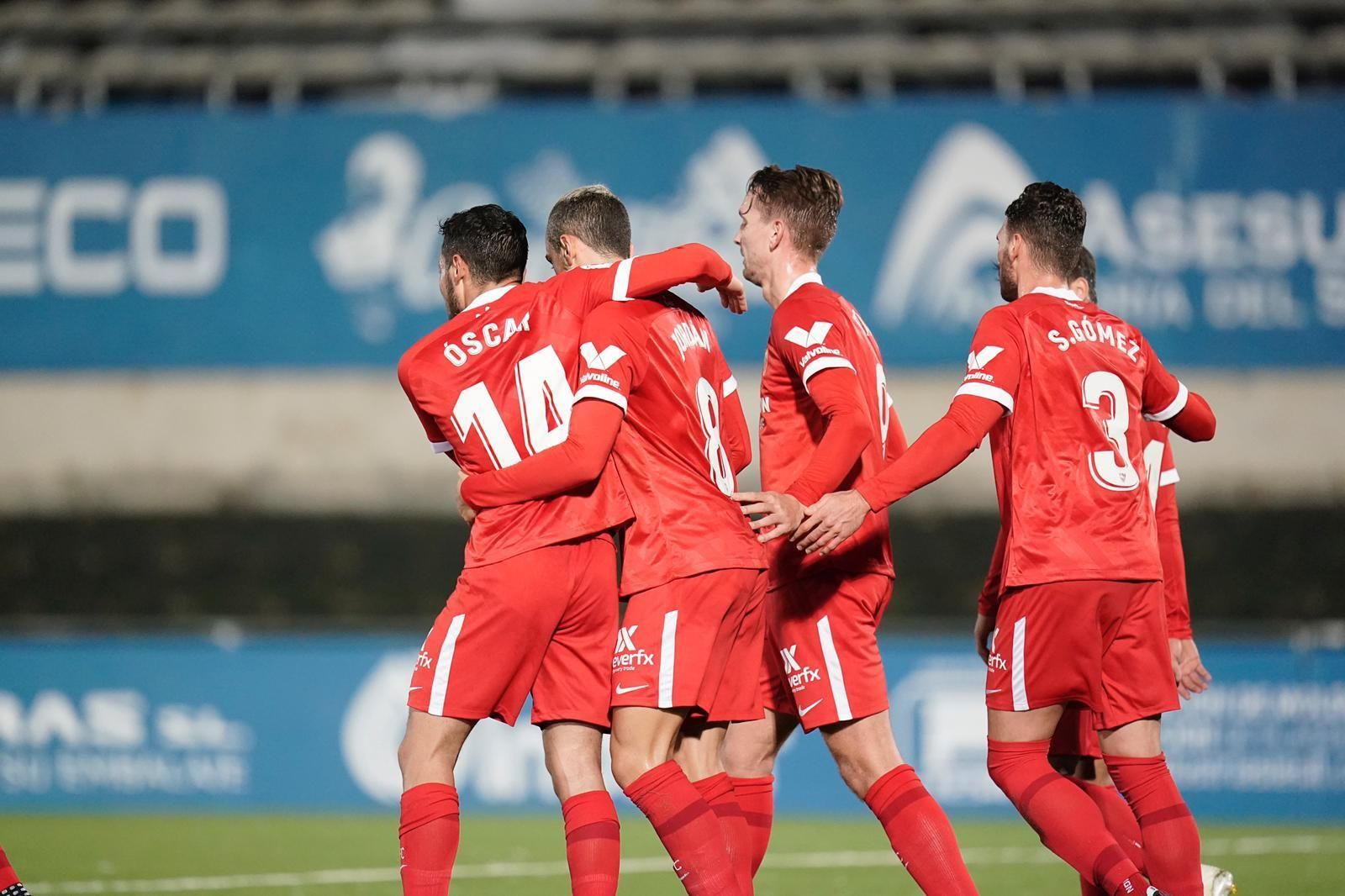 Óscar y De Jong felicitan a Joan Jordán tras el 0-3.