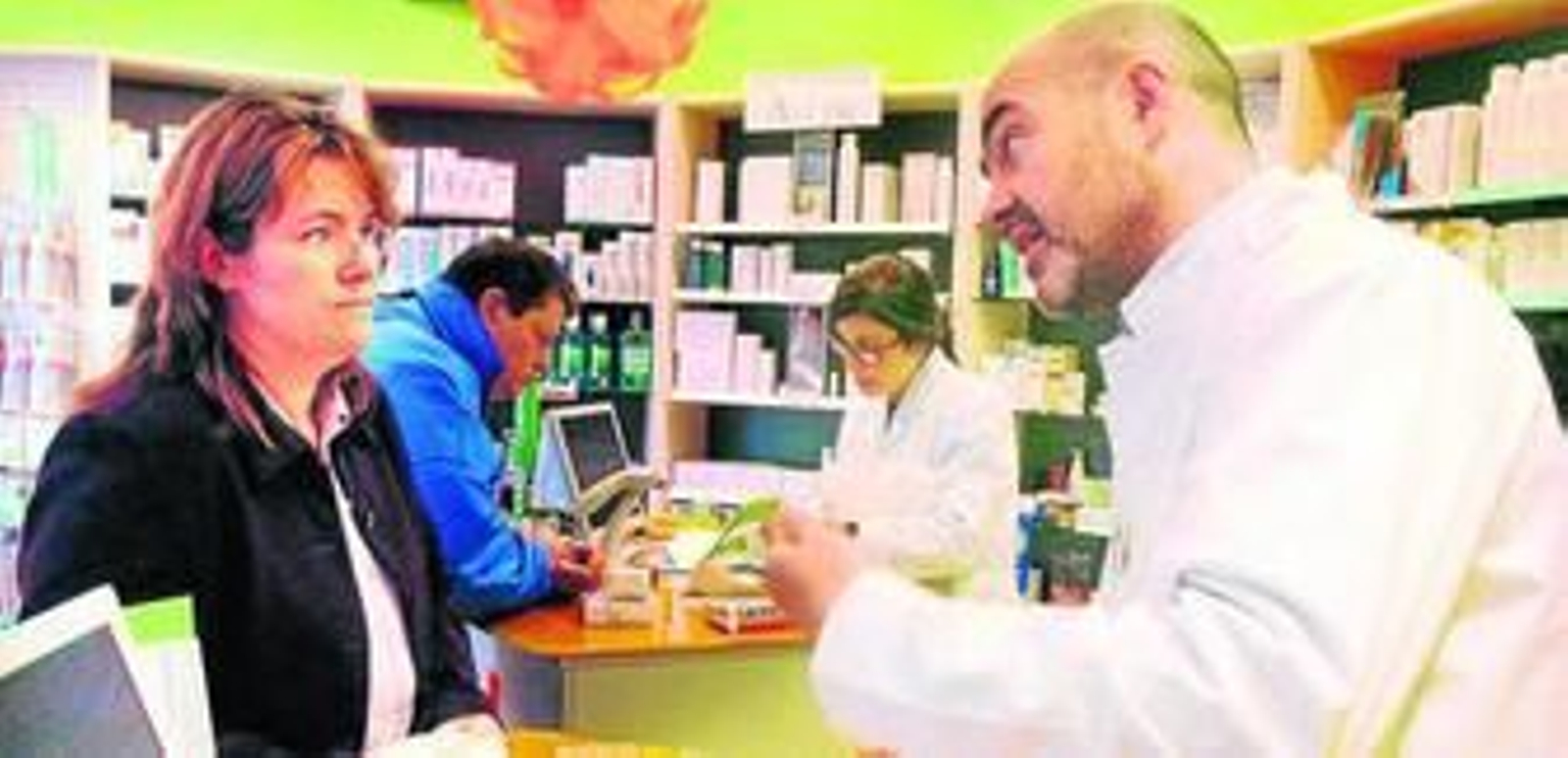 Una usuaria del Sistema Andaluz de Salud acude a la farmacia a que le dispensen un antibiótico.