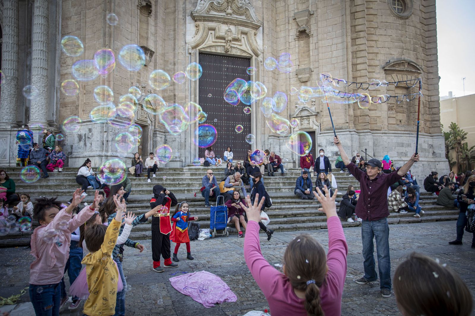 Imágenes del domingo de Carnaval ilegal en Cádiz