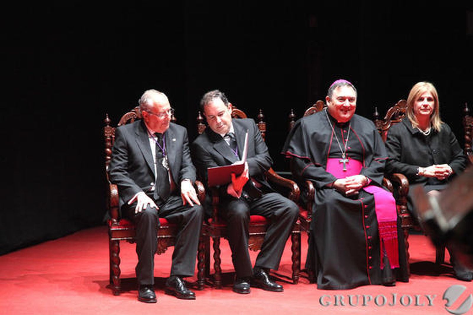 Padre e hijo, presentador y pregonero, repasando algún pasaje del pregón antes de pronunciarlo. Junto a ellos, el obispo José Mazuelos 

Foto: Vanesa Lobo