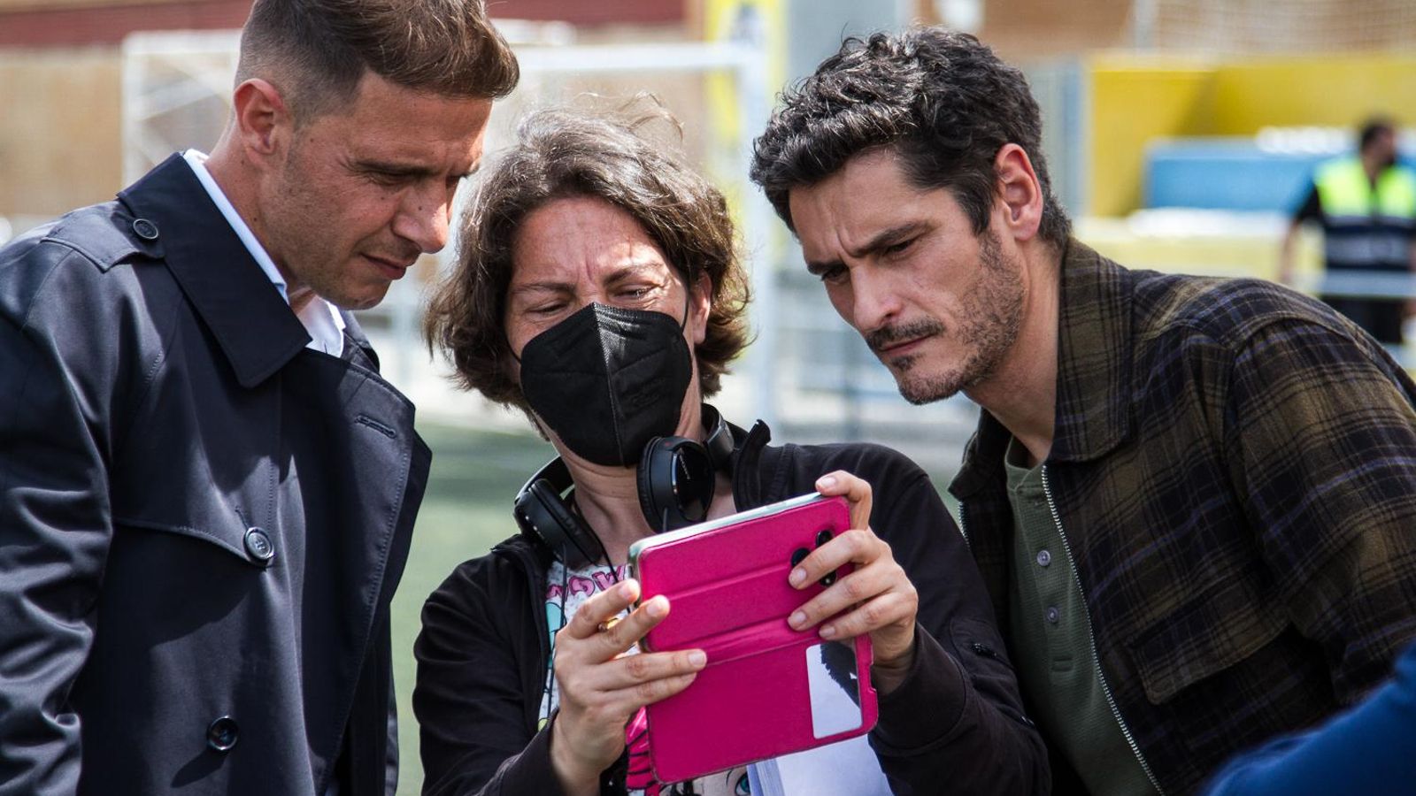 El futbolista Joaquín y el actor Antonio Pagudo atienden a las explicaciones de Ana, la 'script' de la película.