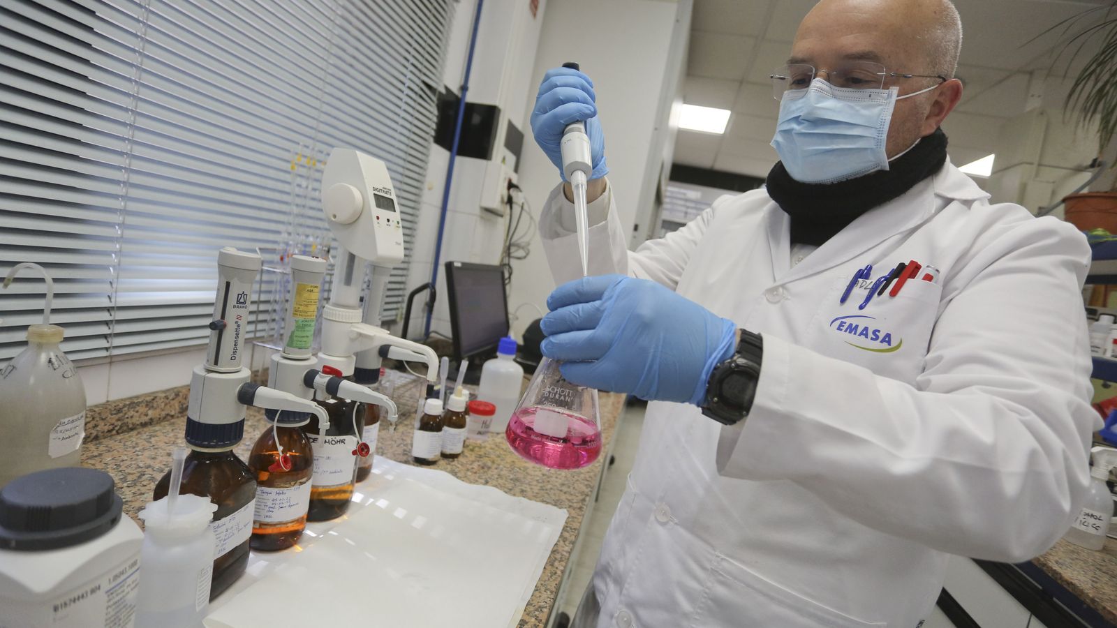Un técnico realiza las pruebas en el laboratorio.