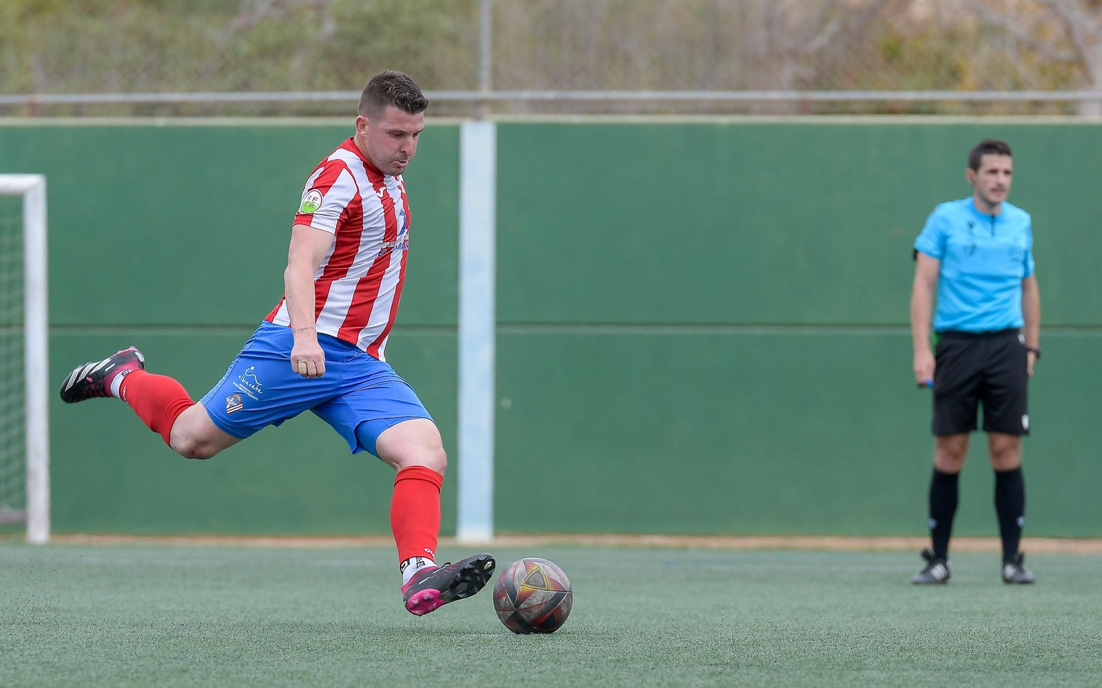 El delantero almeriense se dispone a lanzar un penalti durante un partido de este curso.