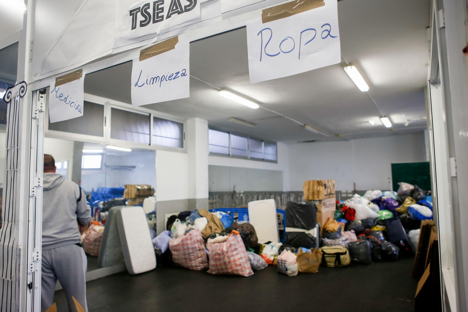 Fotos de la recogida de alimentos y enseres para ayudar a los afectados por la DANA en Valencia
