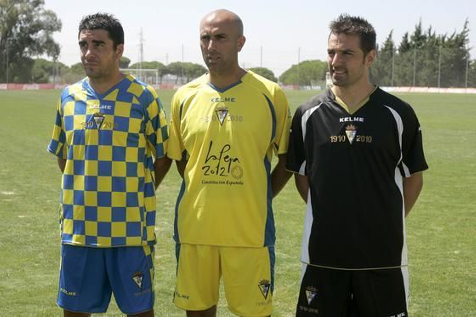 Amarillo, azul y negro serán los colores del Cádiz en su Centenario. 

Foto: Jesus Marin