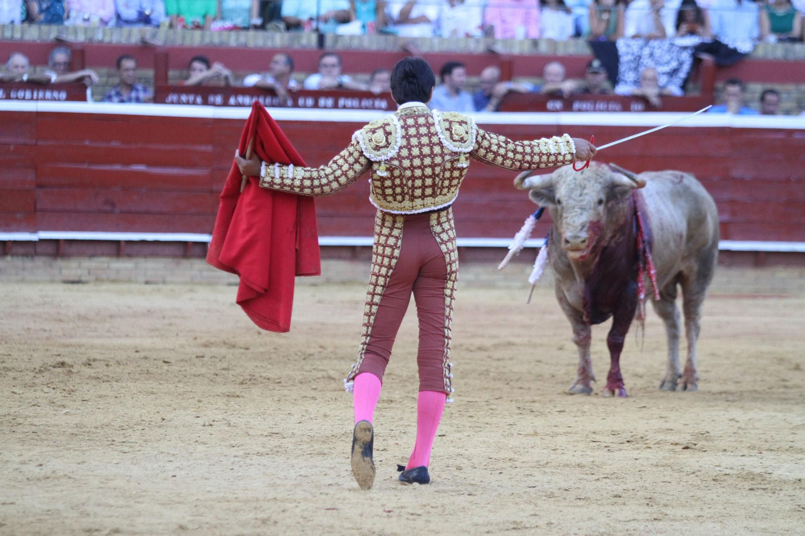 Imágenes de la faena de Miguel Angel Perera en el coso Onubense.