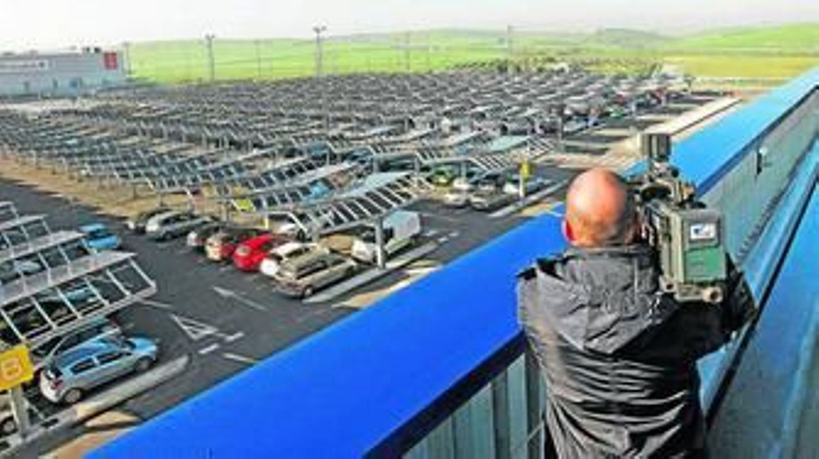 Una imagen desde la cubierta de la tienda de los paneles instalados sobre marquesinas en el aparcamiento de Ikea.