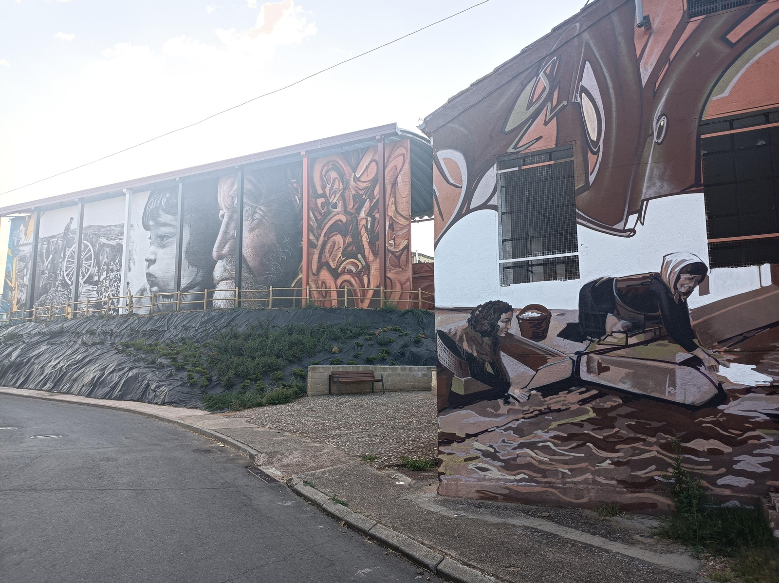 Estas pinturas nos reciben al entrar en Castellanos de Villiquera. El edificio de la derecha es un antiguo lavadero.