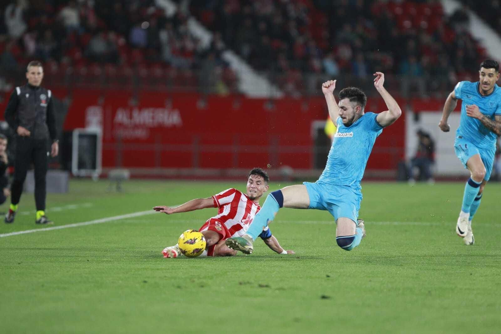 Robertone se lanza al suelo para ganar un balón en pugna con Paredes