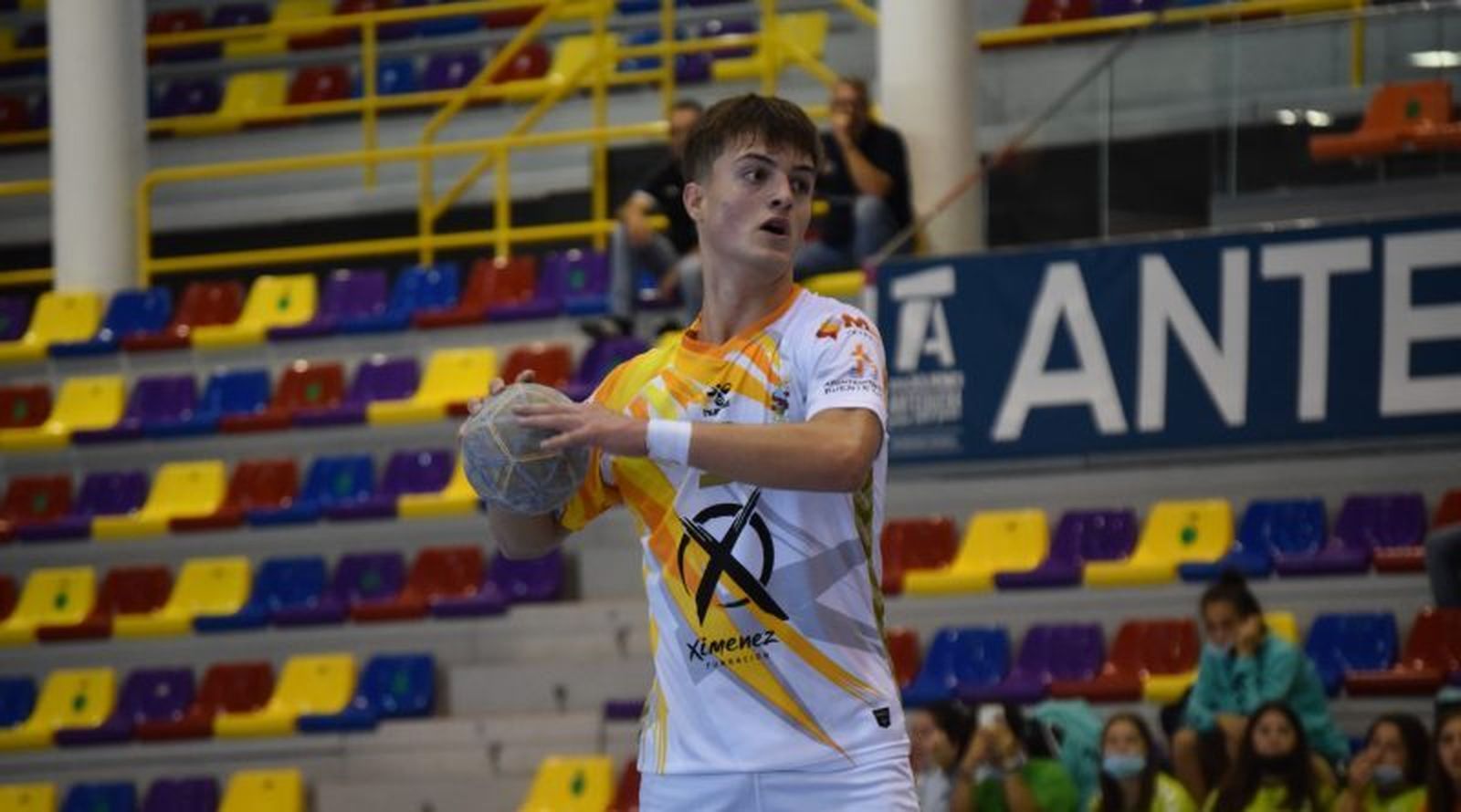 Antonio Cabello durante un partido con las categorías inferiores del Ángel Ximénez.