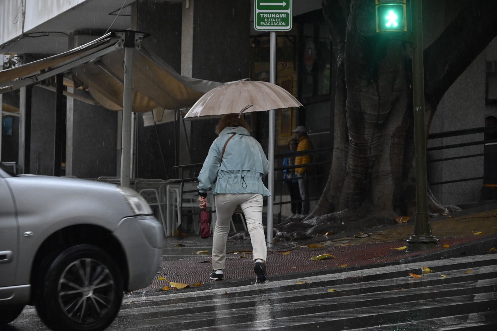 Un lunes de lluvia en Huelva, en imágenes