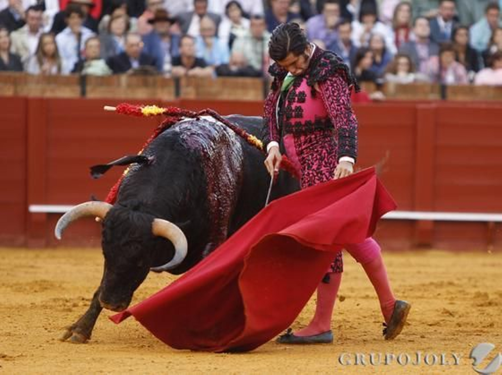 Morante torea al cuarto toro de la tarde de la primera corrida del abono de la Maestranza de la temporada 2011.

Foto: Juan Carlos Muñoz
