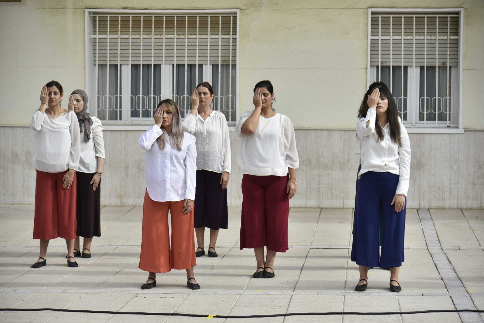 Miembros de Márgenes y Vínculos en una representación en la Plaza de la Mujer.
