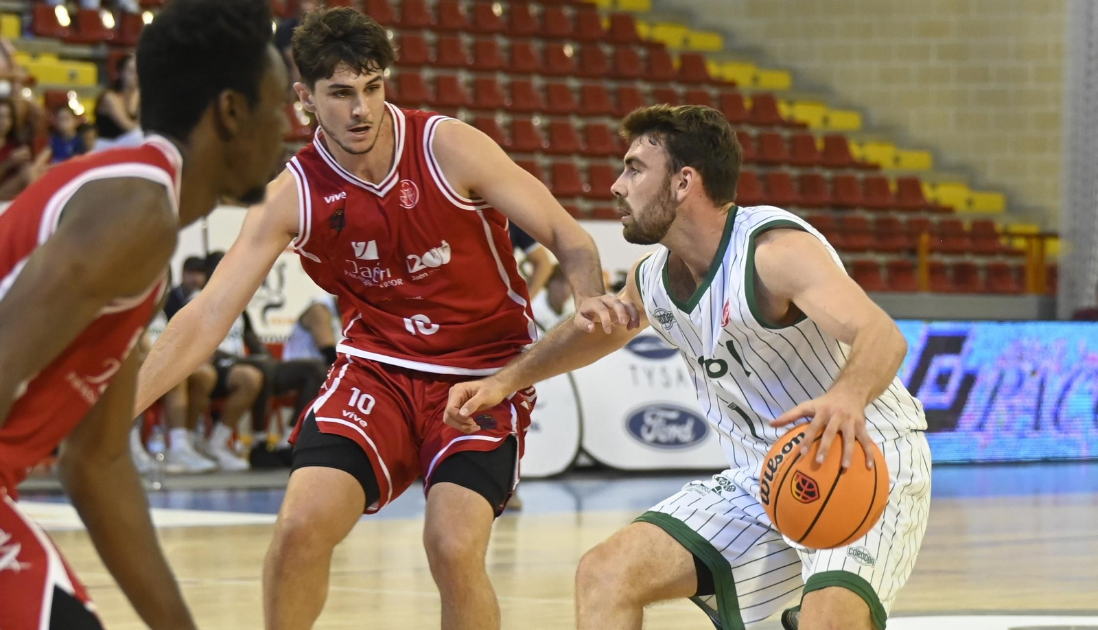 Las mejores fotos del ambiente en Vista Alegre para el Coto Córdoba - Jaén CB de la Copa de España de baloncesto