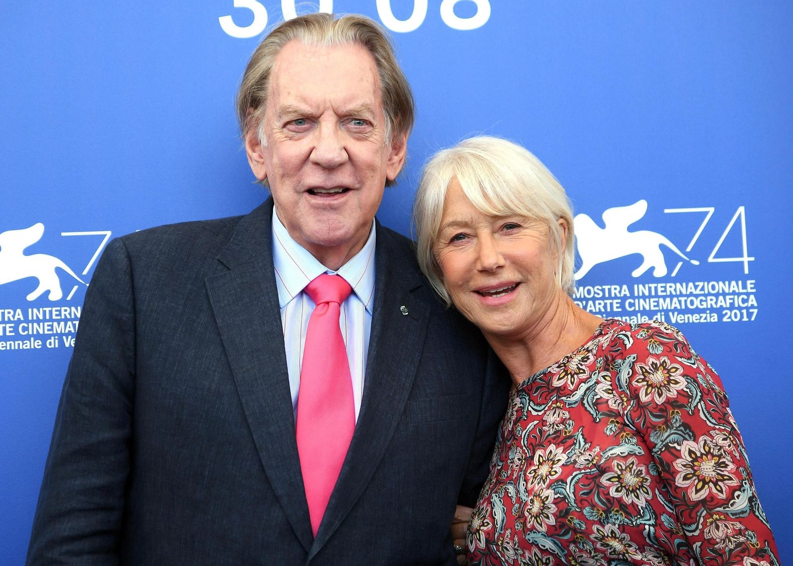 Donald Sutherland y Helen Mirren, ayer, en Venecia.