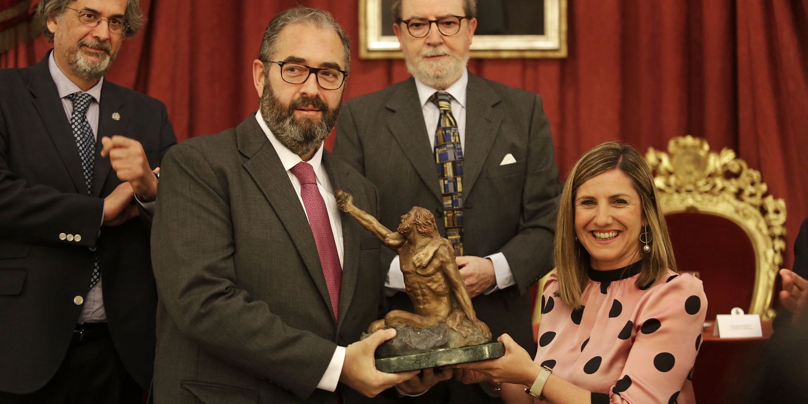 La presidenta de Diputación, Irene García, entrega la escultura del Premio Gaditano de Ley, al periodista Antonio Hernández-Rodicio.