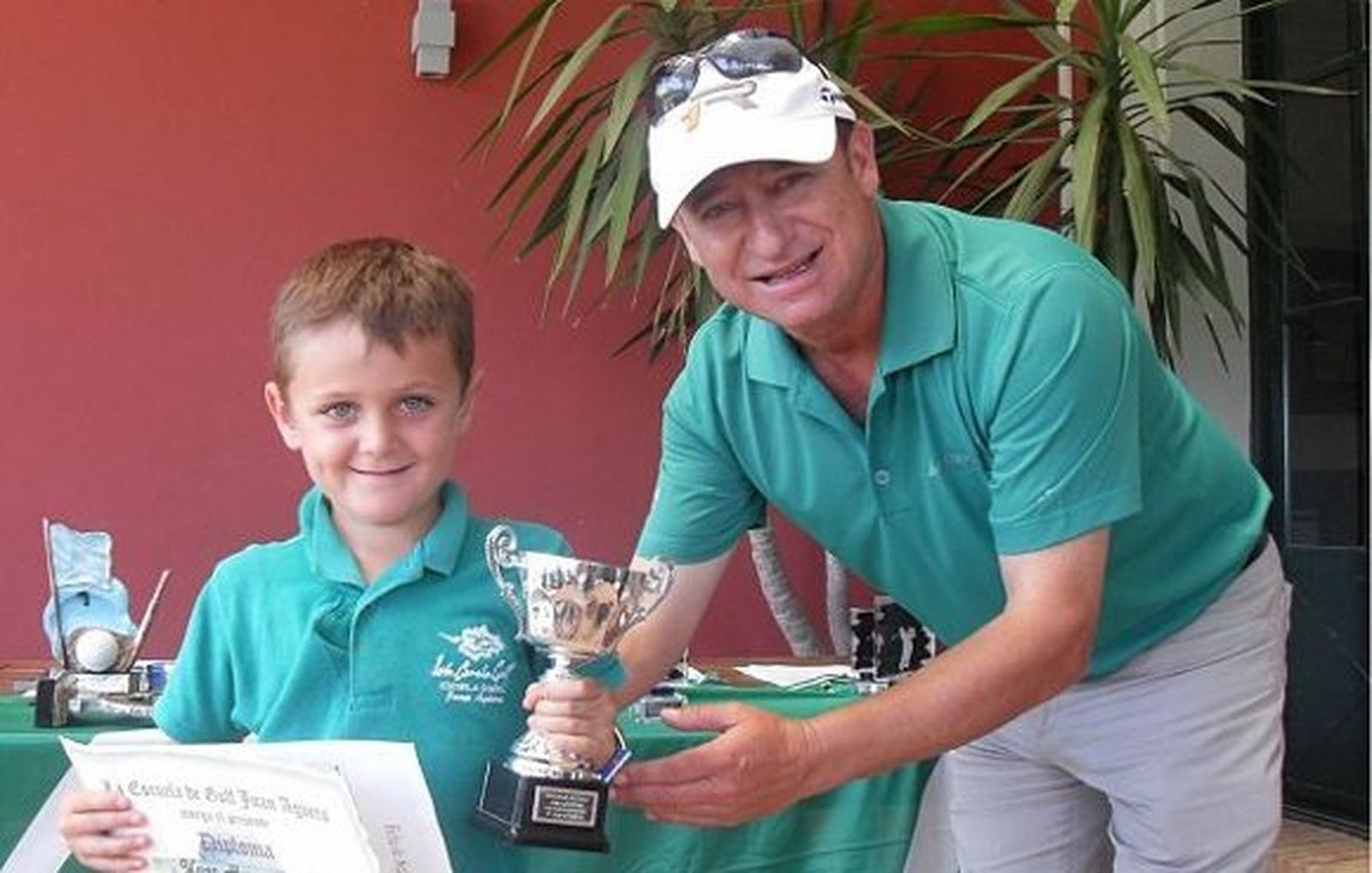 Un niño de siete años devuelve un trofeo tras darse cuenta de un error en su tarjeta de golpes
