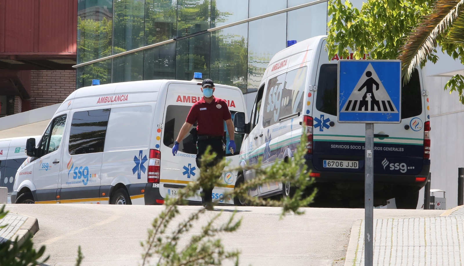 Dos ambulancias en el hospital de Jerez. Dos ambulancias en el hospital de Jerez.