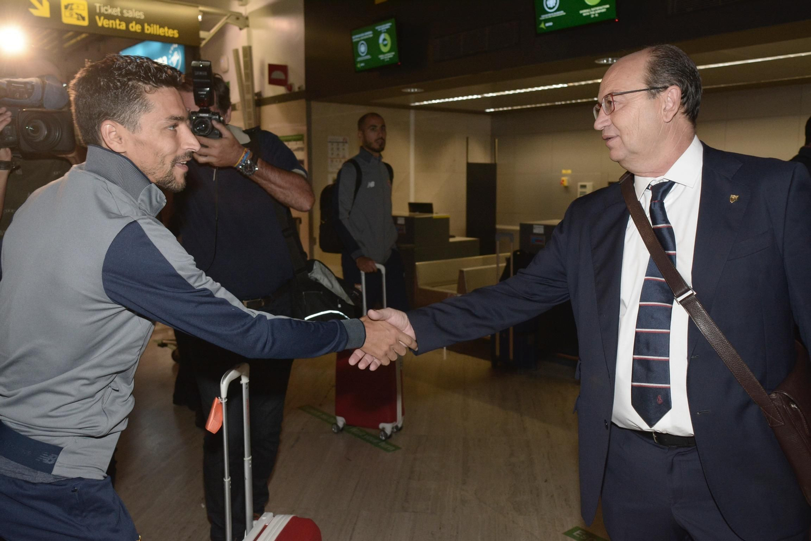 Castro estrecha la mano con Jesús Navas en el aeropuerto