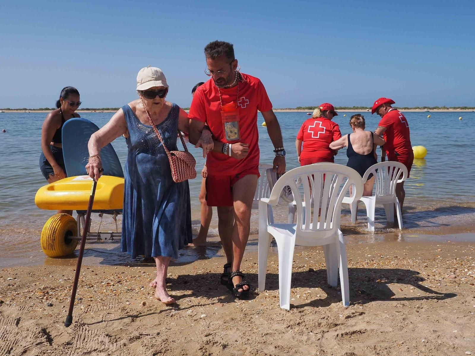Las mejores imágenes del baño sin fronteras de Cruz Roja en la playa de Cartaya