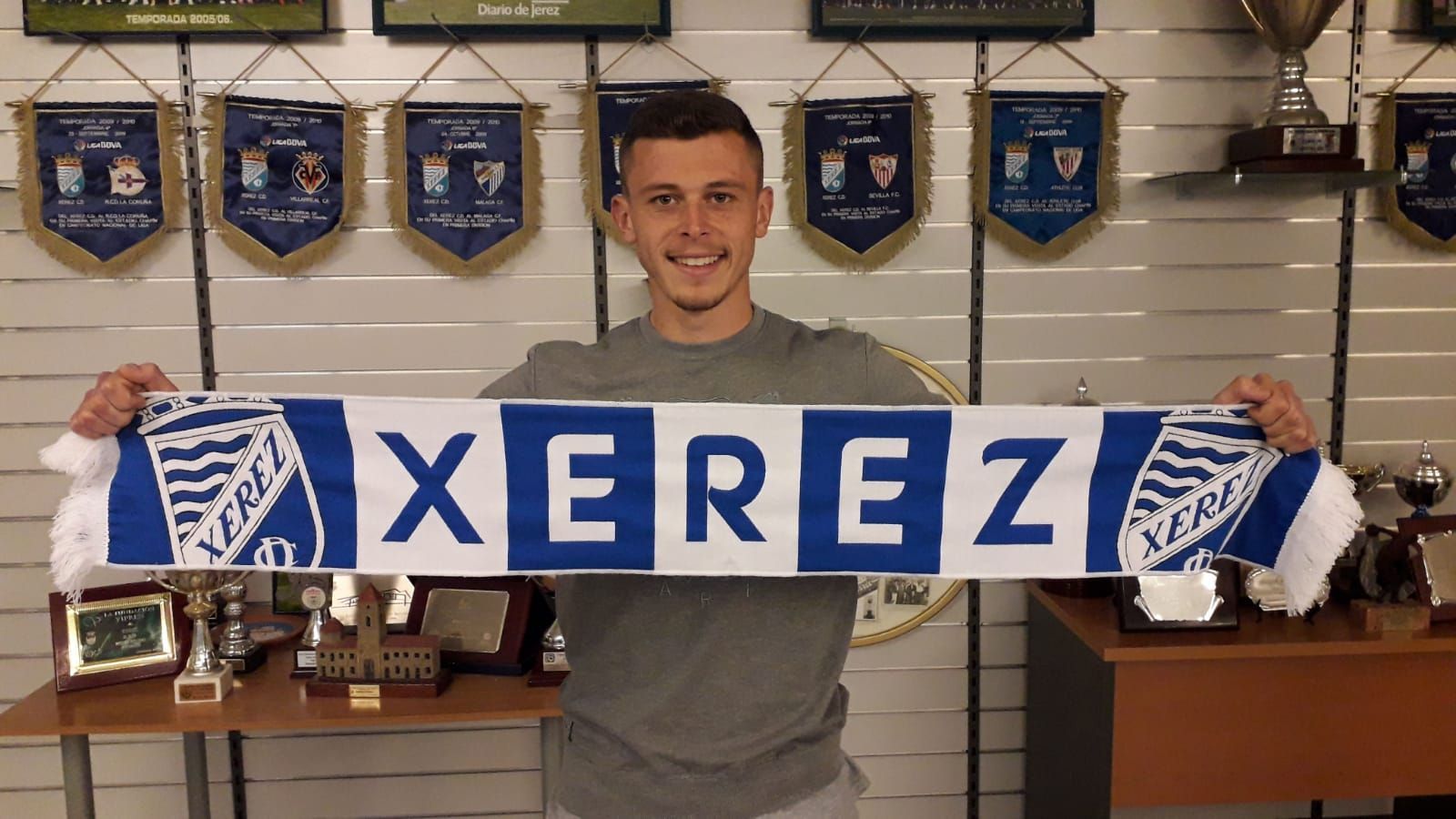 Raúl Fernández posa con una bufanda del Xerez CD en su presentación.