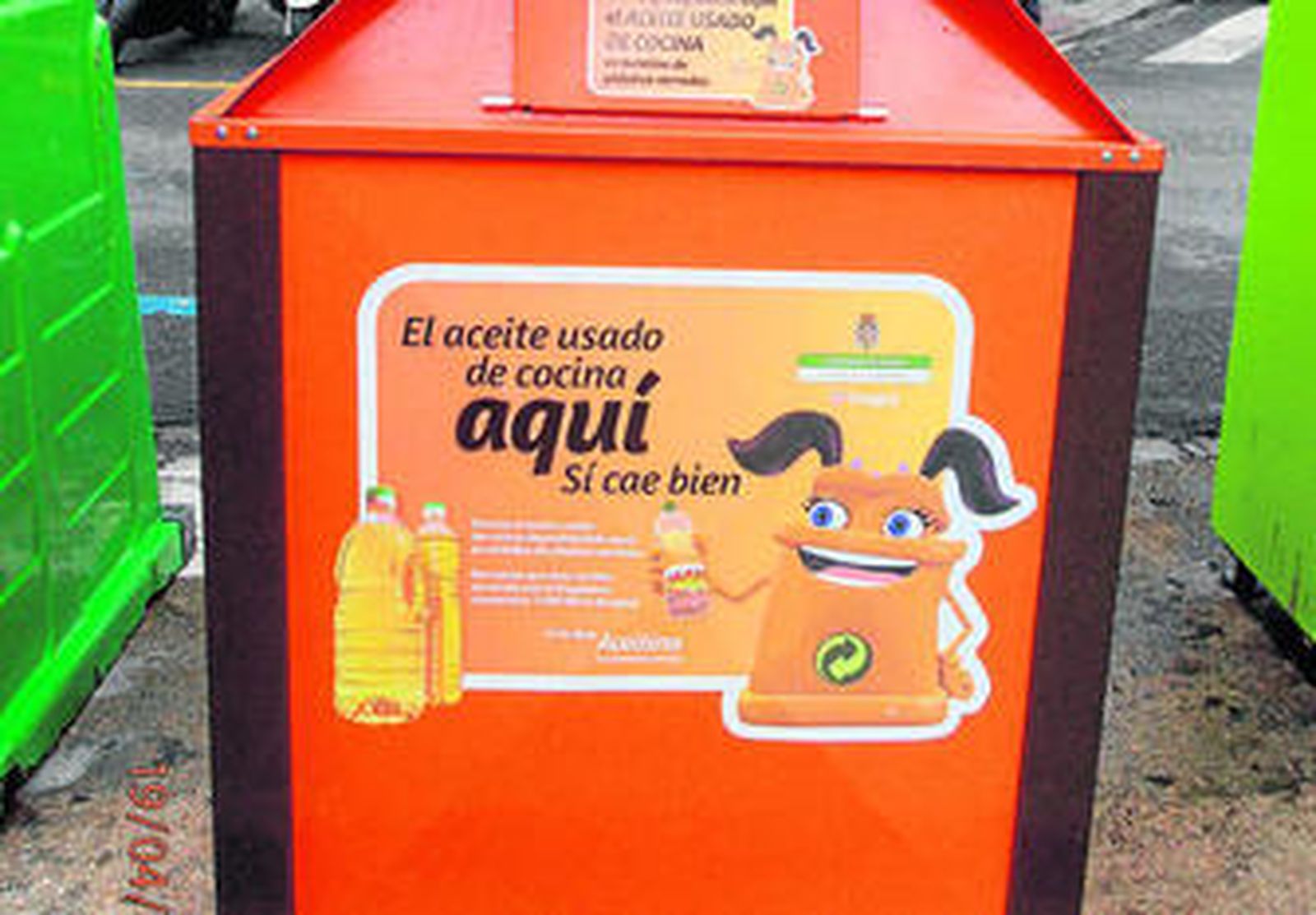 Imagen de un contenedor de reciclaje de aceite instalado en la capital.