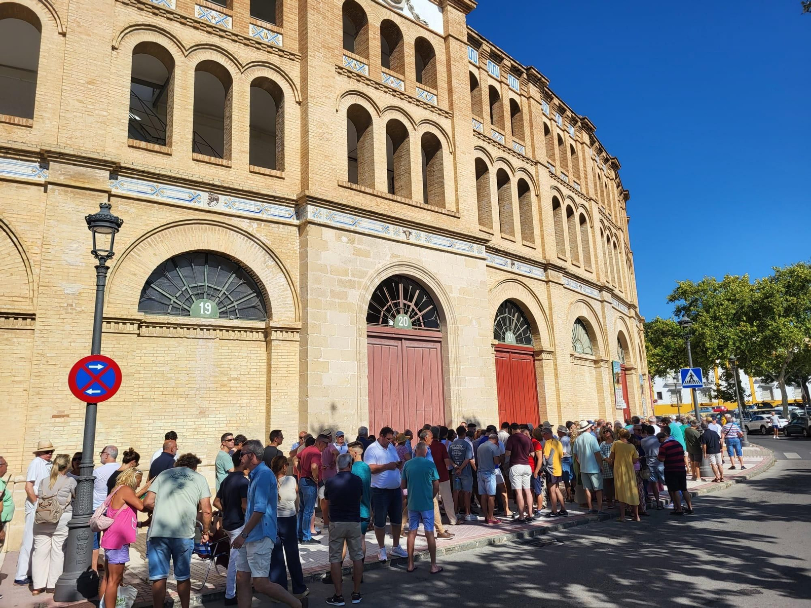 Colas en la plaza de toros de El Puerto que ha puesto a la venta las entradas de la temporada de verano 2025.