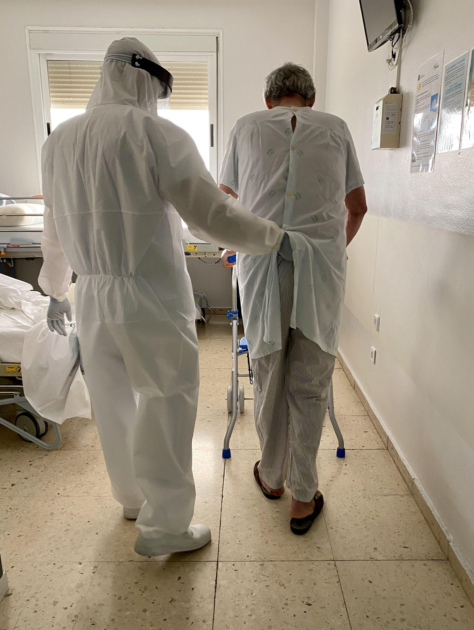 Paciente Covid recibiendo atención por parte de un fisioterapeuta en su habitación de la planta de hospitalización del Hospital de Valme.