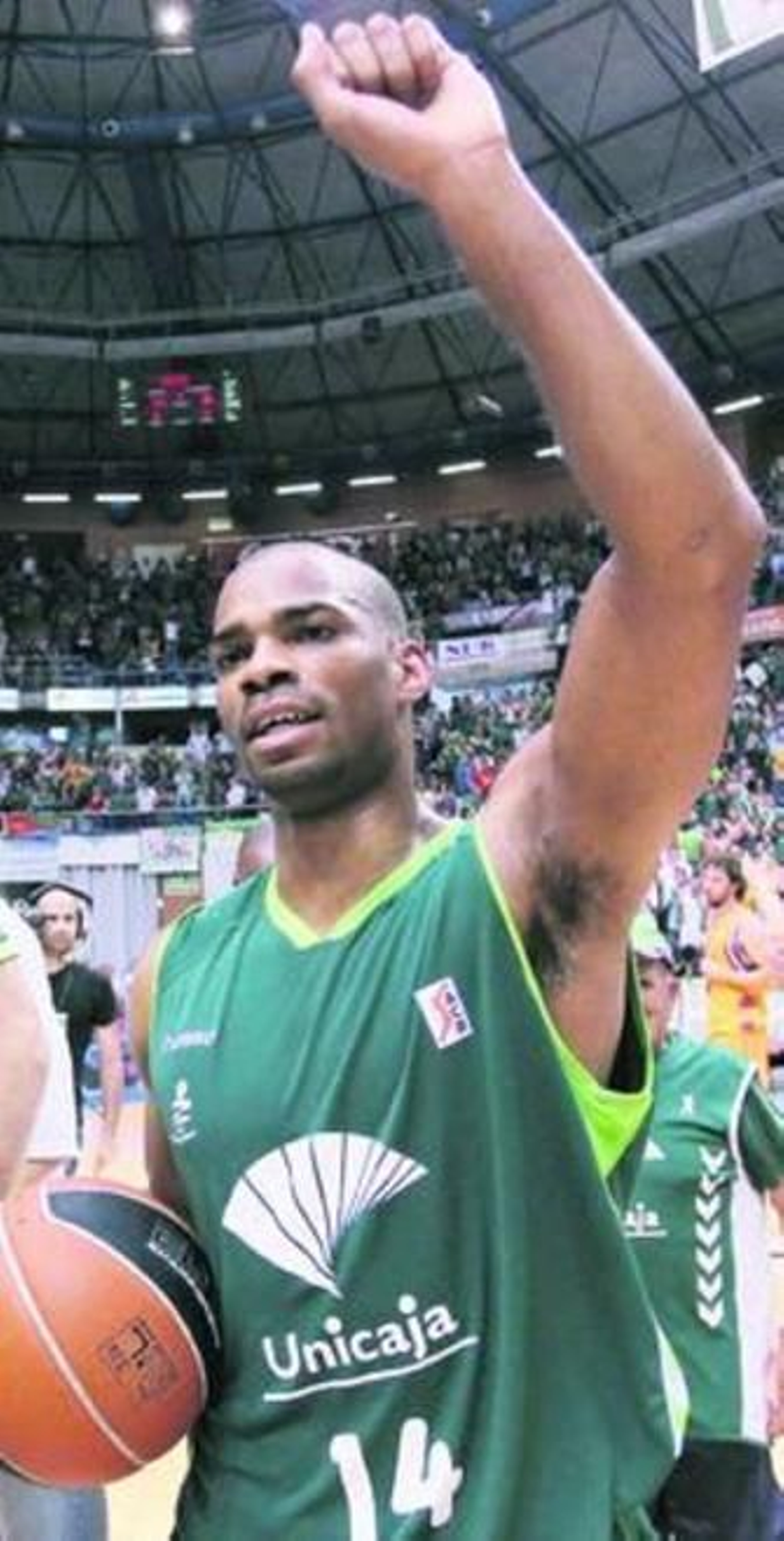 Neal festeja con el puño en alto el triunfo ante el Power Electronics.