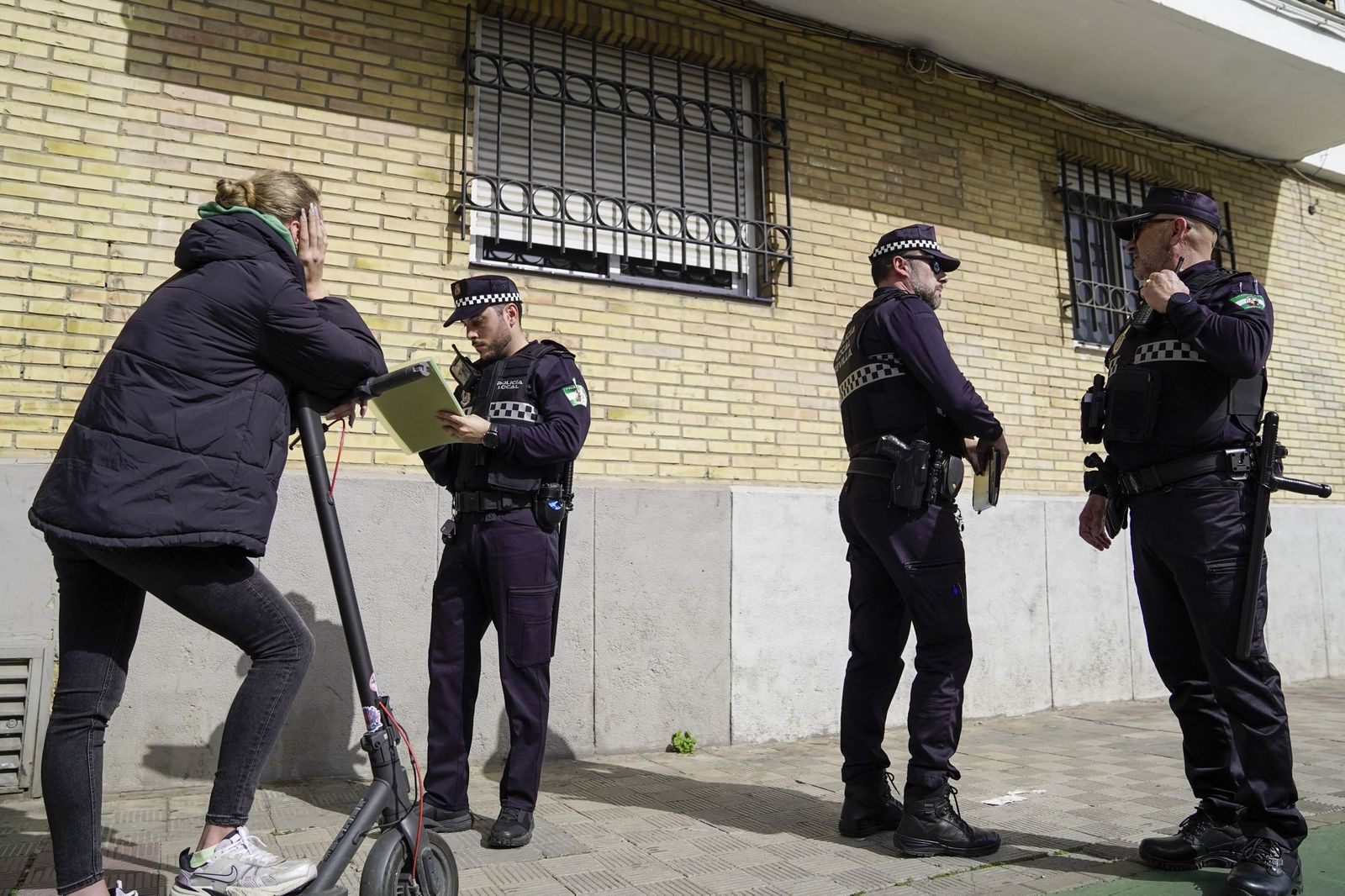 Primer día de multas a los patinetes de Sevilla, en imágenes
