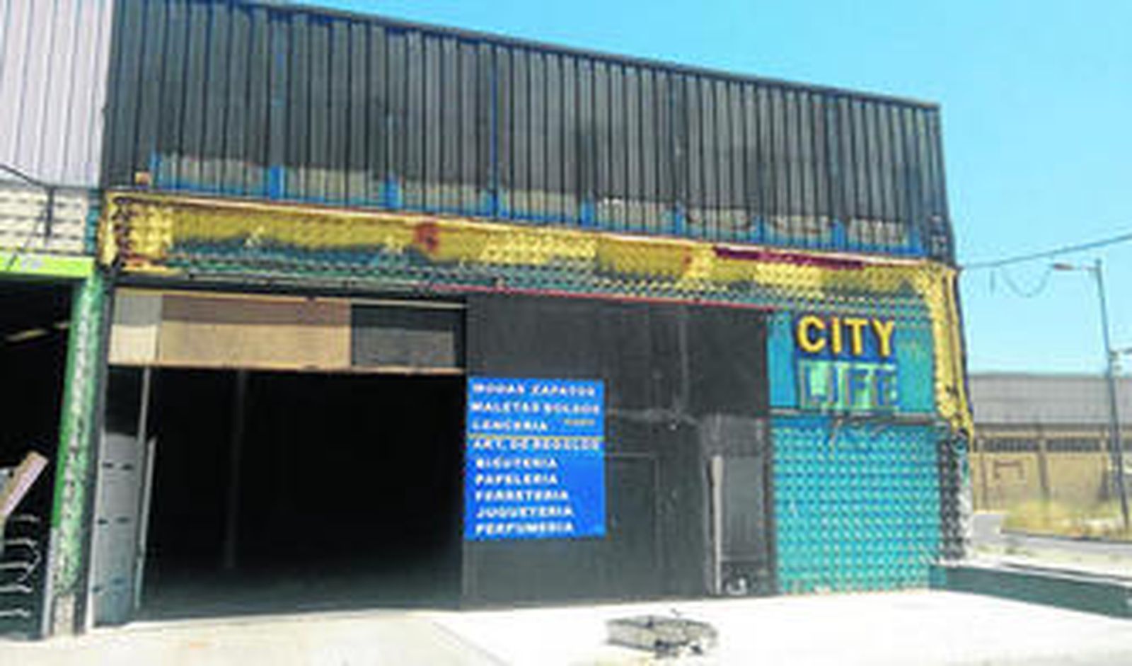 Los propietarios del bazar están estos días trasnformando la imagen de la fachada y haciendo obras en su interior.