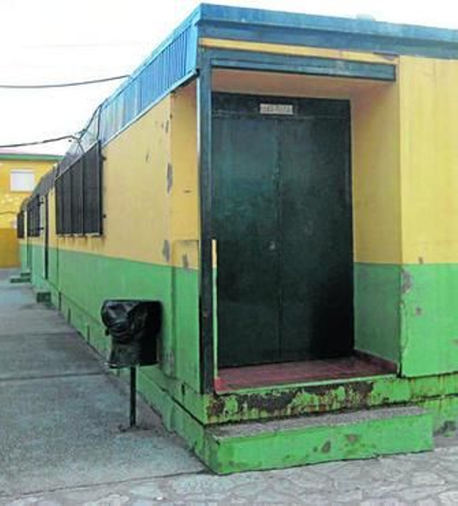 Imagen de las aulas prefabricadas del colegio Atunara.