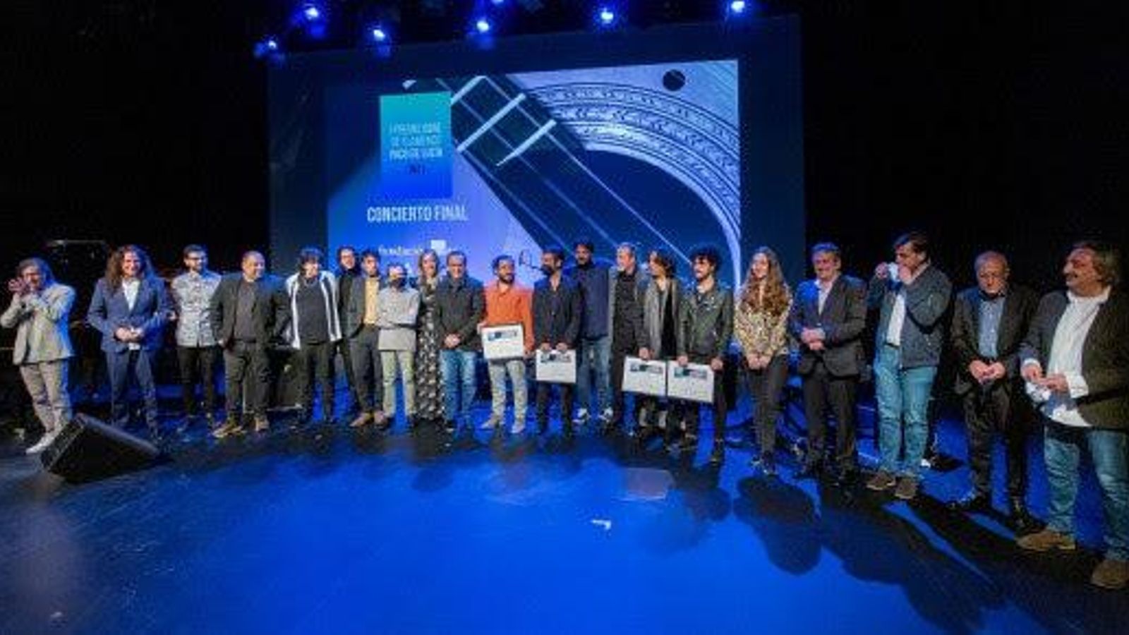 Foto de familia del jurado y los participantes