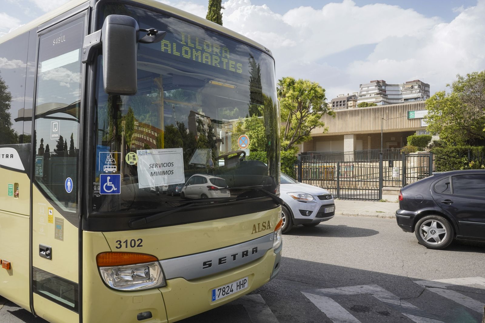 Un autobús realiza servicios mínimos en la zona de Comedores.