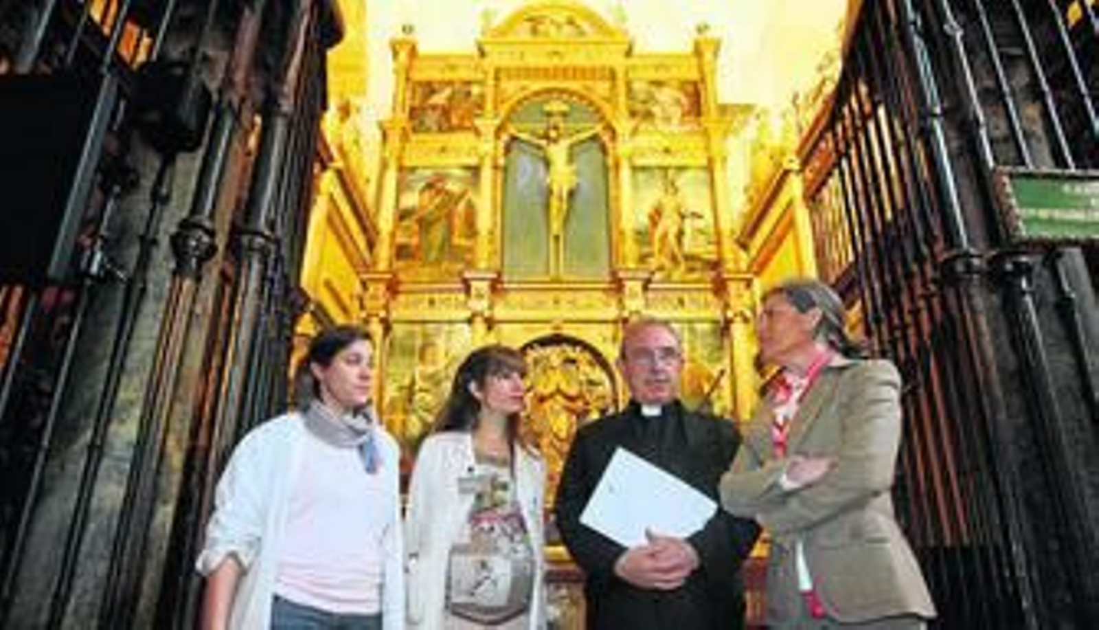 Manuel Pérez Moya y Anabel Barrena (derecha), junto a dos restauradoras, ayer, en la capilla. Manuel Pérez Moya y Anabel Barrena (derecha), junto a dos restauradoras, ayer, en la capilla.