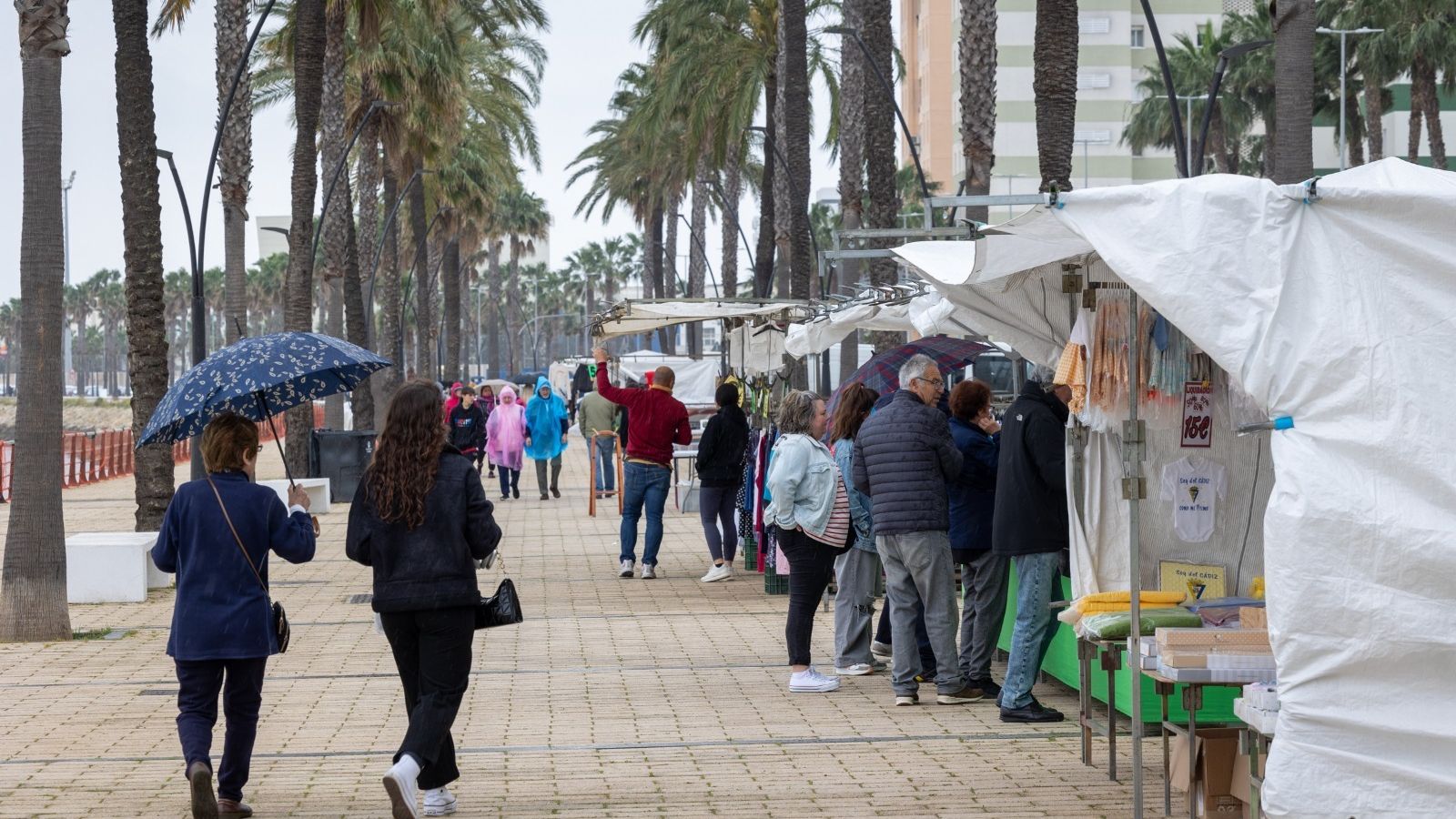 La lluvia no impidió que muchos gaditanos se acercaran al Piojito en este especial Lunes Santo
