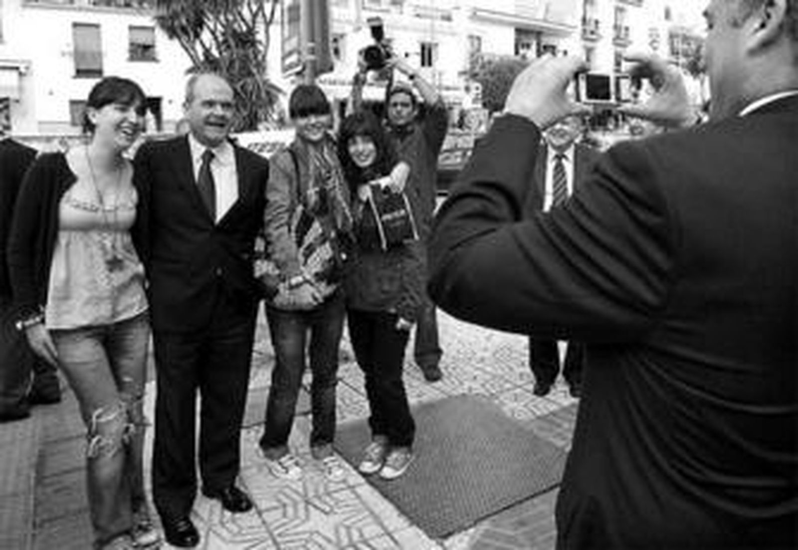 El alcalde de Benalmádena, Javier Carnero, hace una foto a Manuel Chaves con varias jóvenes del pueblo.