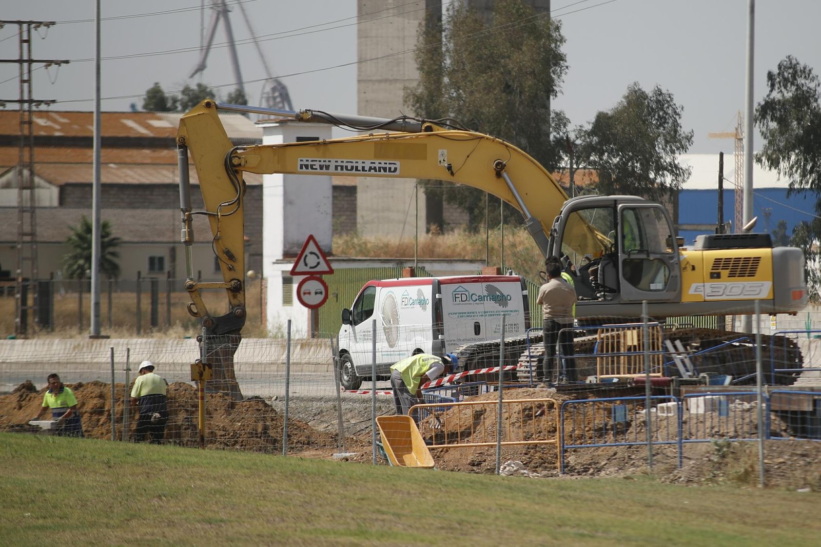 Obras en el nuevo acceso a Palmas Altas, en Sevilla.