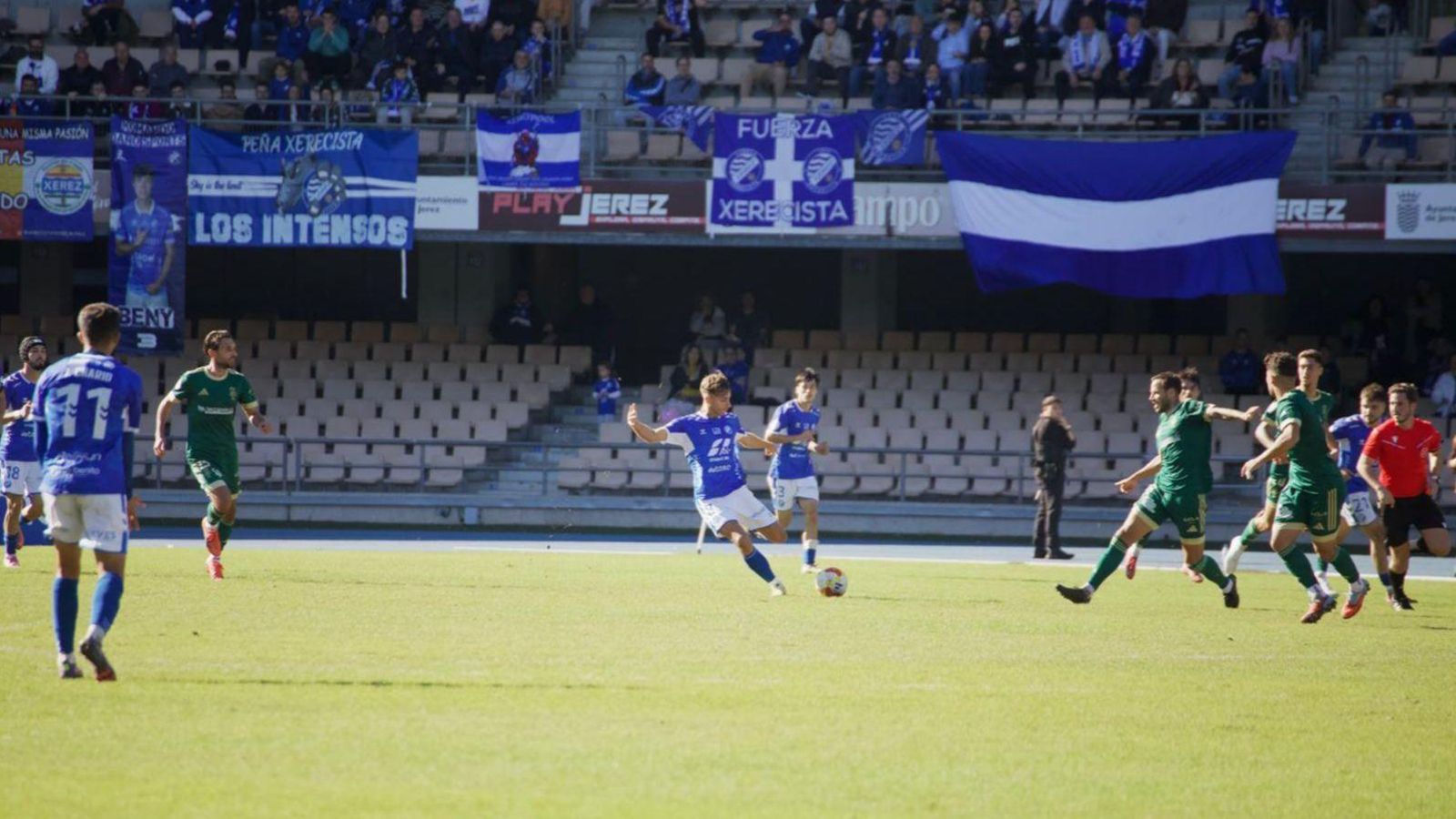 Ekiza mandó un balón al larguero y fue de los mejores en el primer acto.
