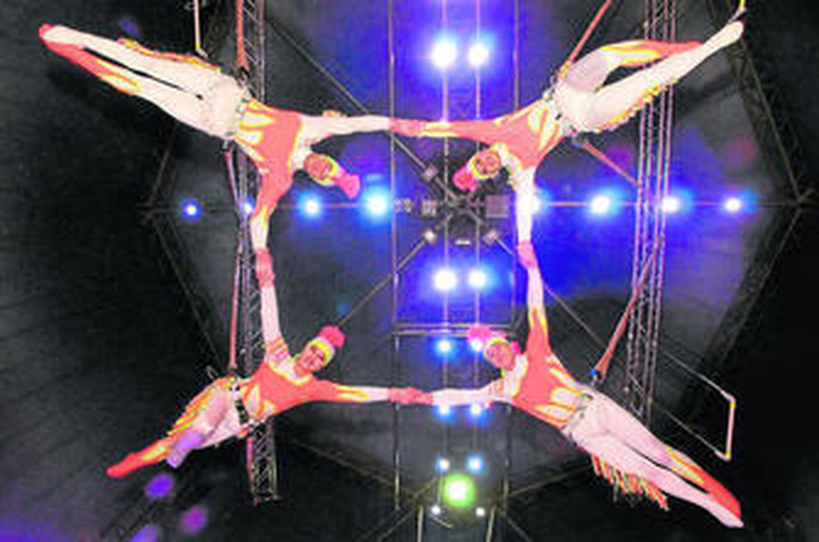 1. Desde Estados Unidos llegan Los Bungee Sky Dancers, que proponen un espectáculo contemporáneo. 2. El domador Redy Montico, otro de los artistas.