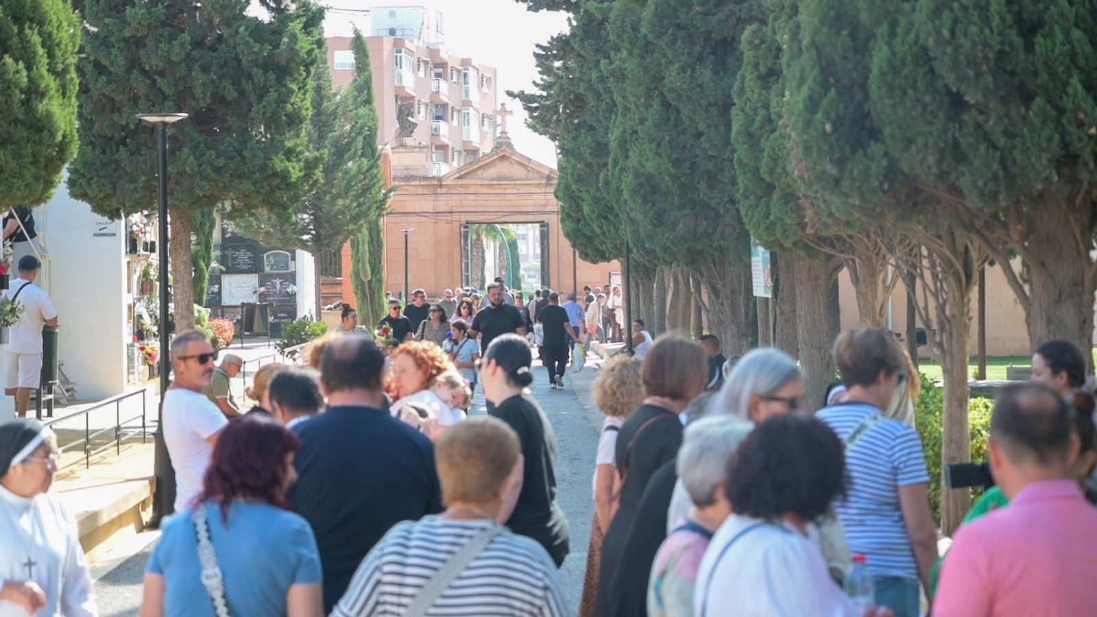 Miles de almerienses han acudido a los cementerios de la capital en este día tan señalado