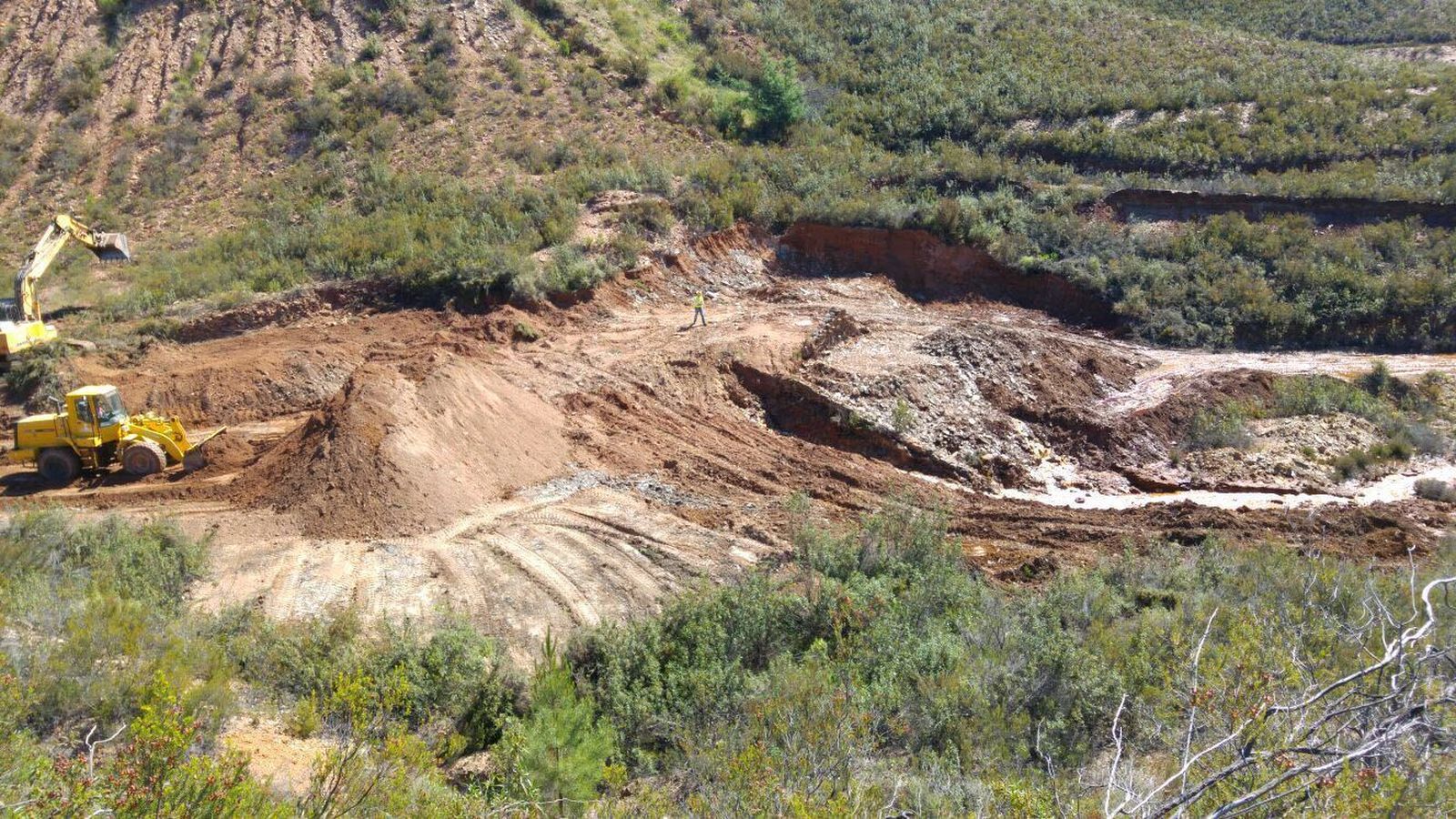 Construcción de una represa en la zona en la que se produjo el vertido.