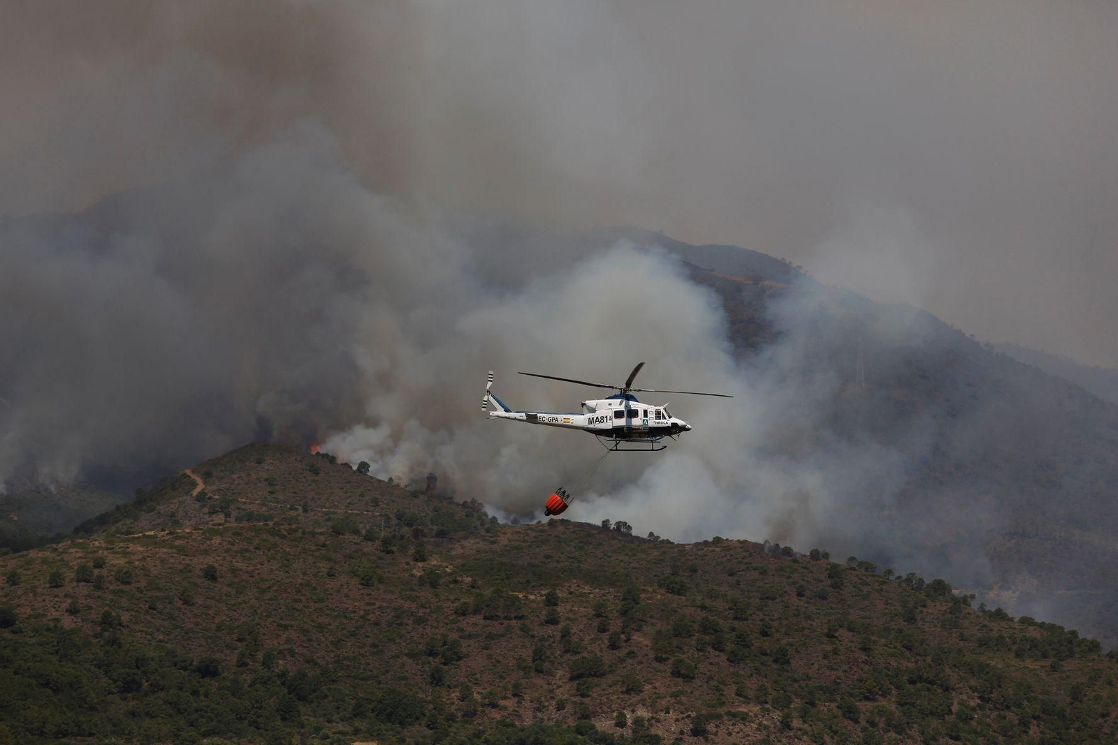 Las imágenes de los medios aéreos y terrestres en las labores de extinción del incendio de Pujerra este jueves Las imágenes de los medios aéreos y terrestres en las labores de extinción del incendio de Pujerra este jueves