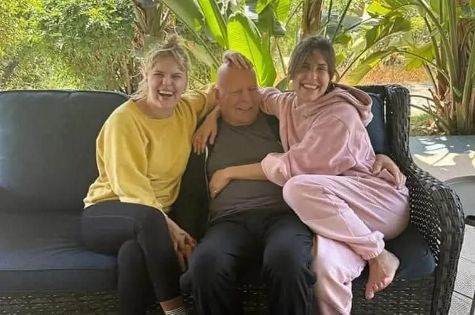 Bruce Willis junto a sus hijas Scout y Tallulah en una foto captada en este verano