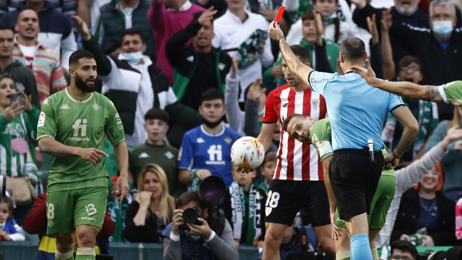 Mateu Lahoz le enseña la roja a Fekir.