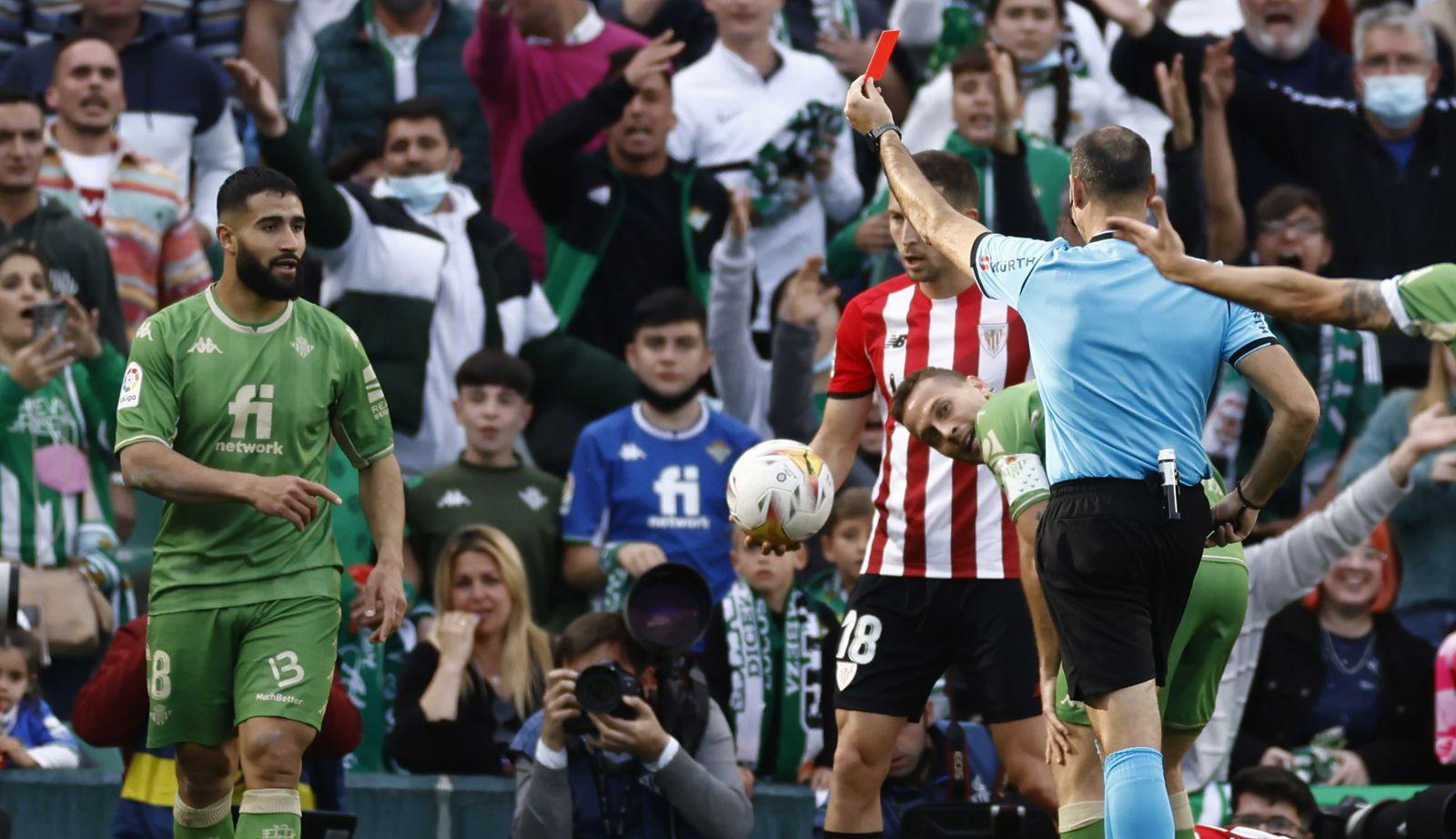 Mateu Lahoz le enseña la justa roja a Fekir ante el Athletic, tras una provocación de Muniain.